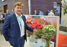 Eric Bouman of Murara Plants Kenya at the Dianthus Raffin Faye and Aimee. Eric was at the fair with their products from Kenya.
